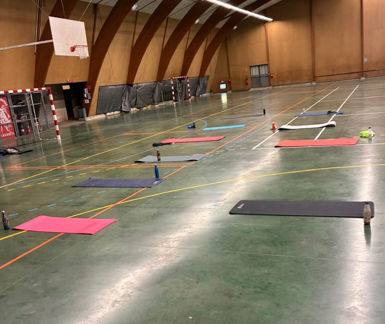 La salle avec tapis installés pour la séance de renforcement