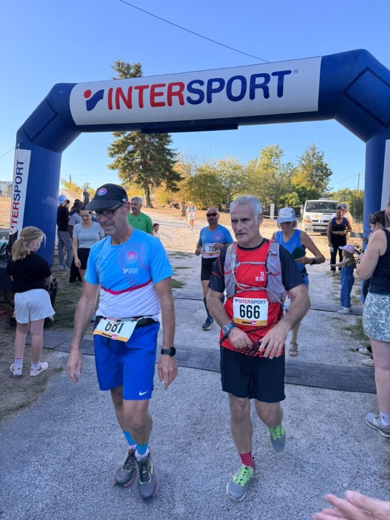 Deux traileurs viennent de franchir la ligne d’arrivée sous l’arche Intersport