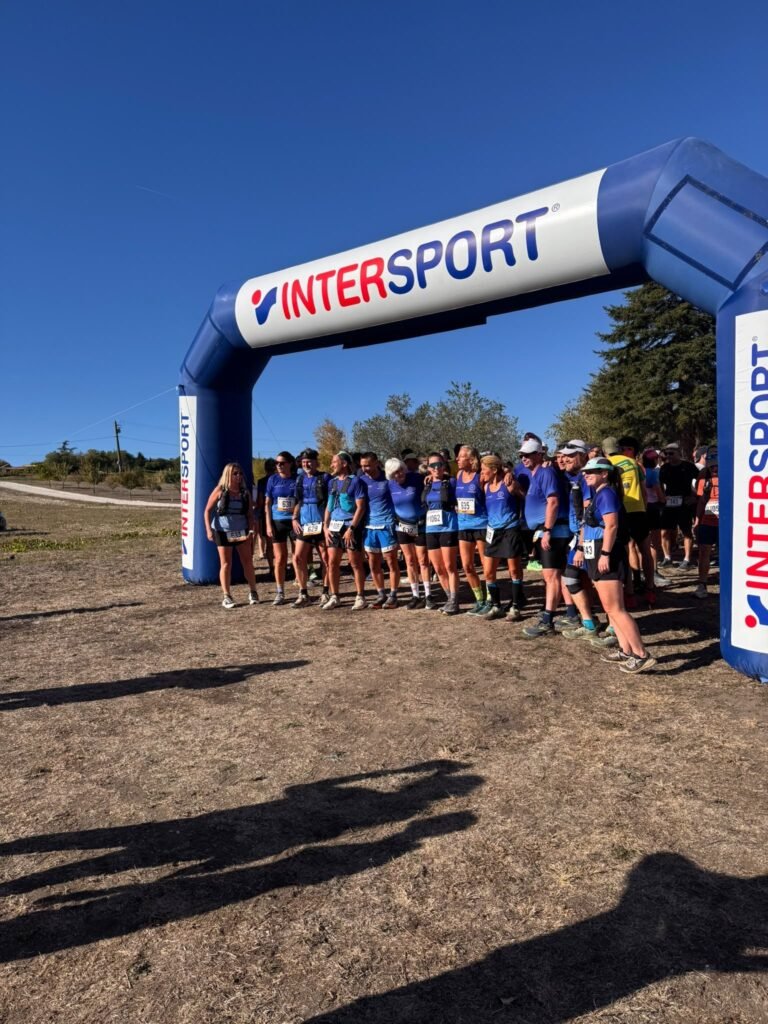 Coureurs en photo de groupe sous l’arche Intersport avant le départ du Trail Terroir Saussignac