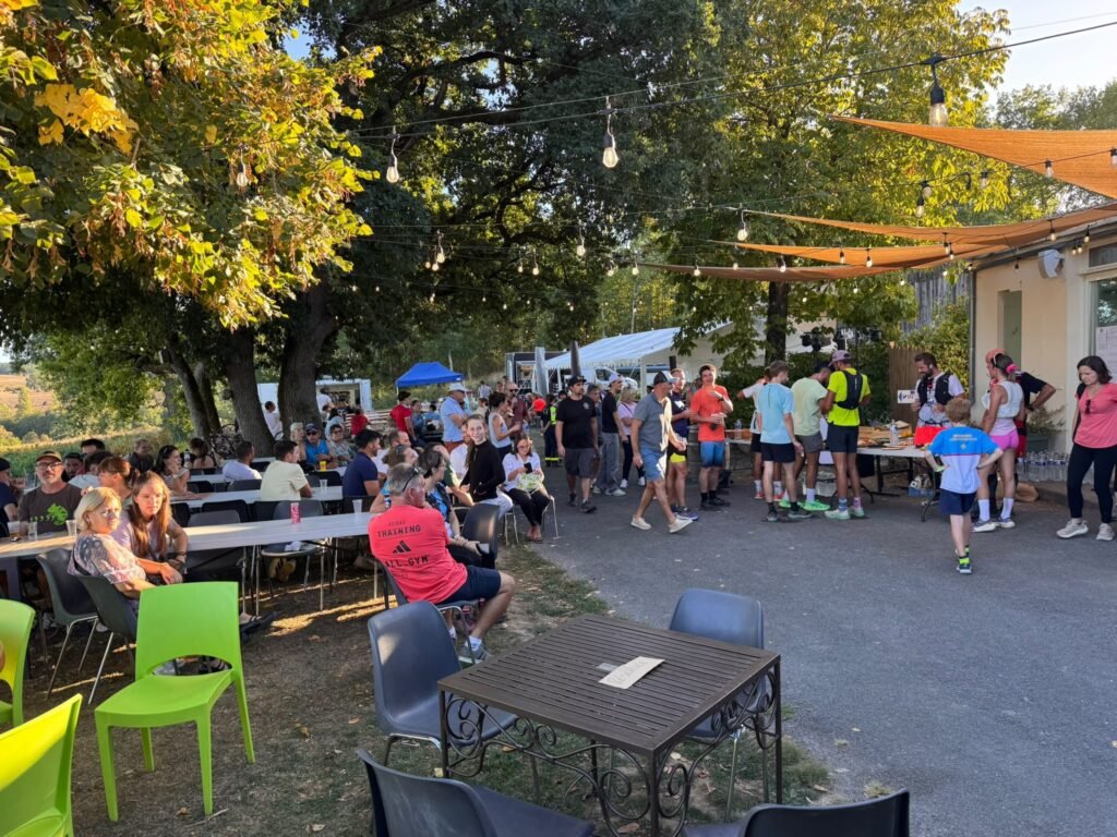 Repas d’après-course sous les arbres, tables et guirlandes lumineuses